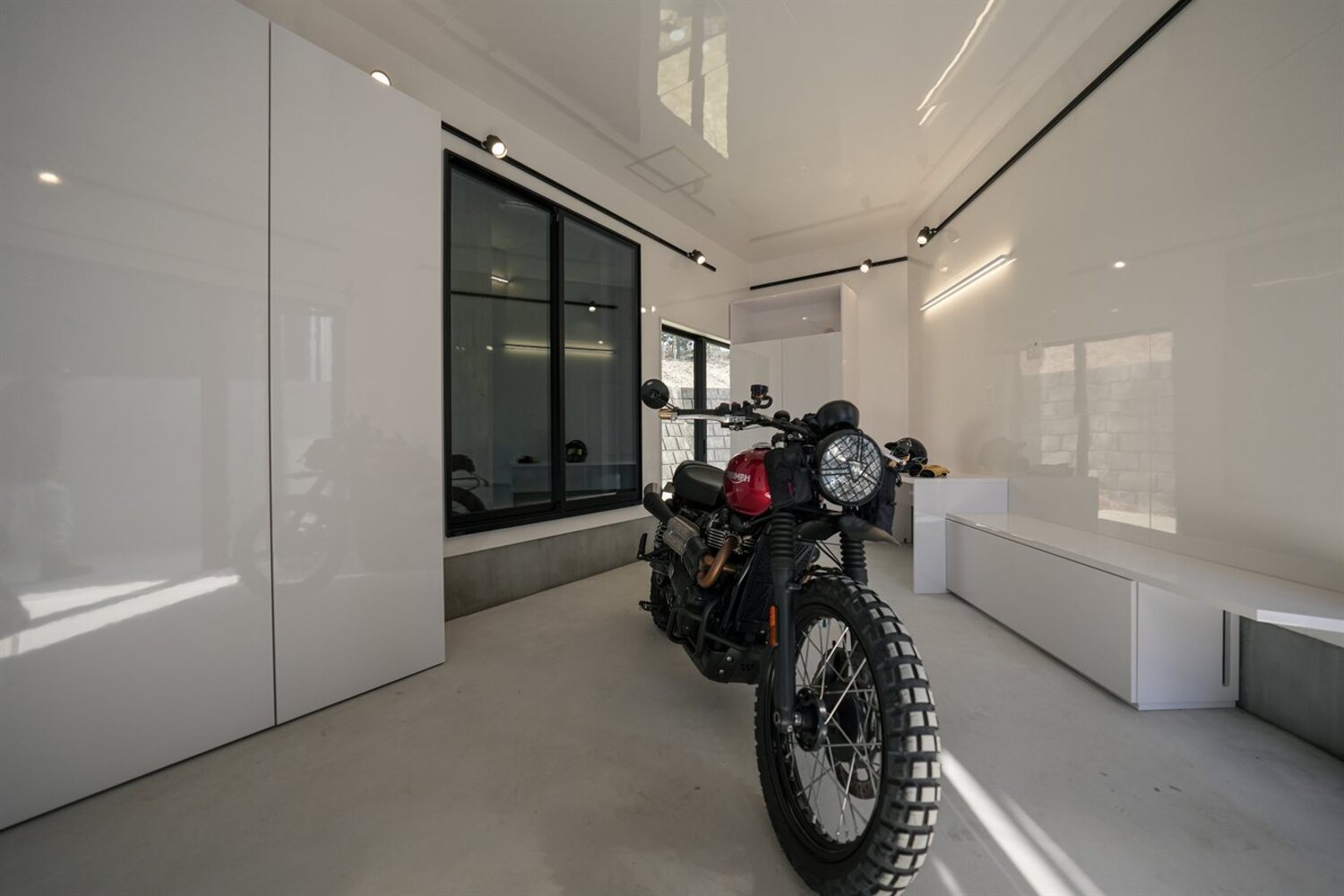 白いショールームのようなビルトインバイクガレージ｜ガレージのある暮らし