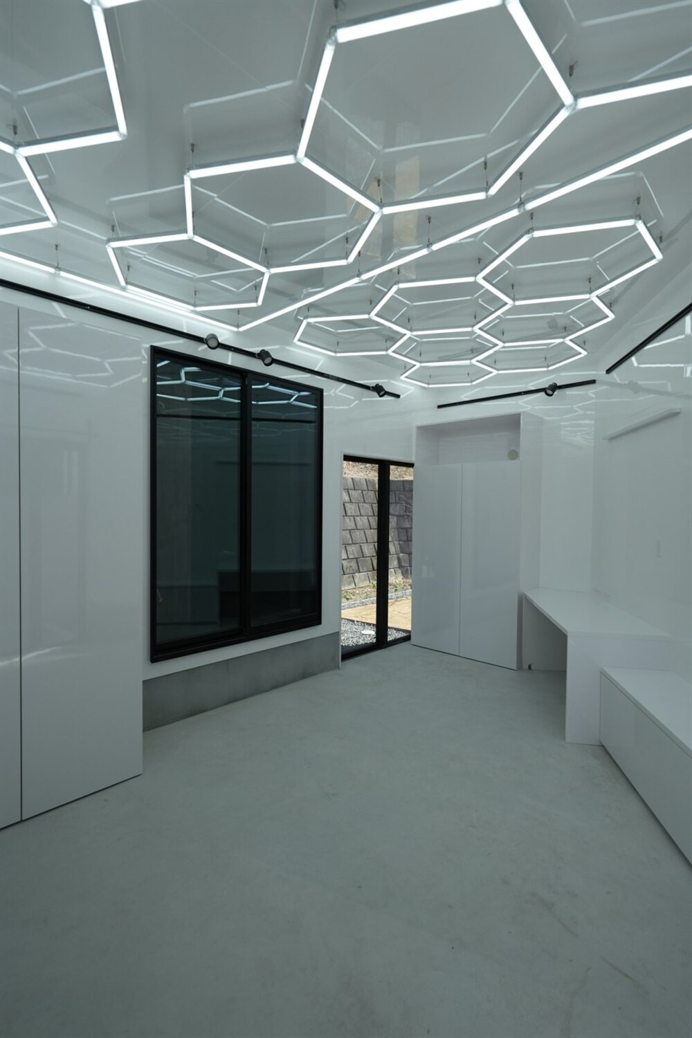 六角形のLEDが灯る白い空間｜個性的でおしゃれな注文住宅の一室
