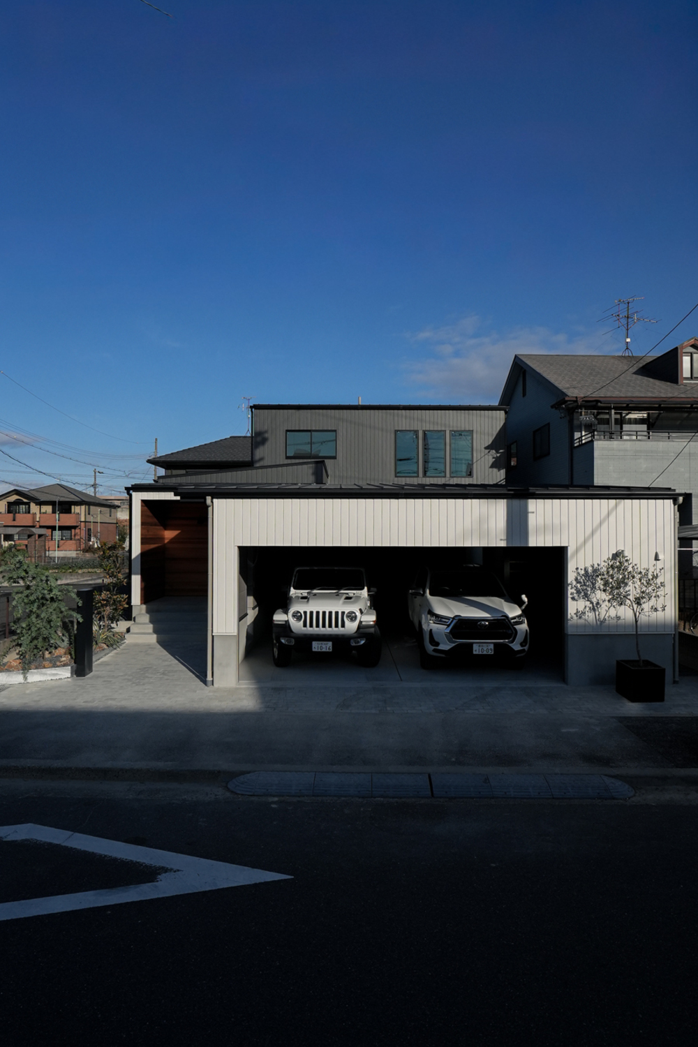 中庭のあるガレージハウス