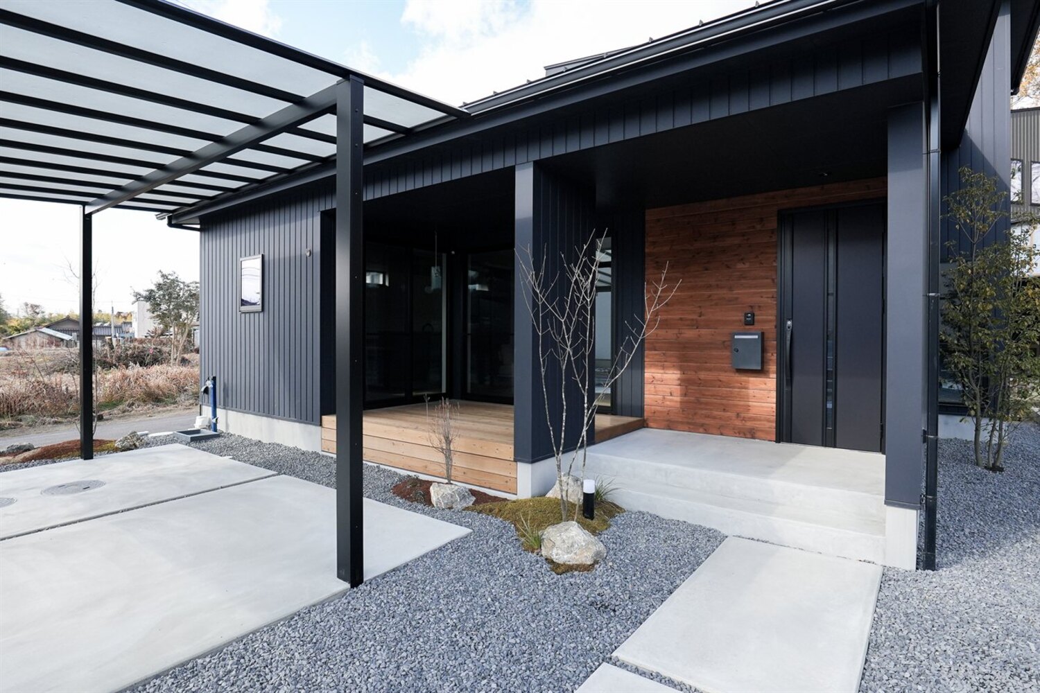 木の玄関とシンボルツリー｜豊田市の注文住宅のアプローチ