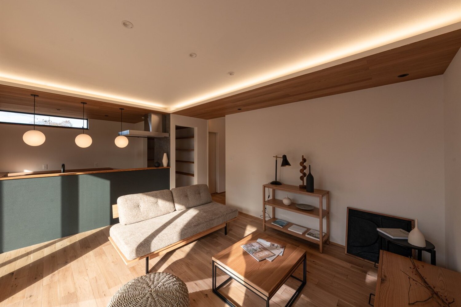 木の天井と間接照明のリビング｜北欧ナチュラルな豊田市の注文住宅
